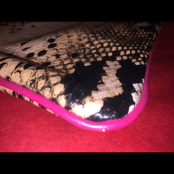 Estée Lauder’s Embossed Snake Print Makeup Bag - Picture 7 of 10